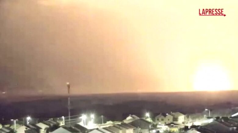 Gaza, nuove esplosioni nella notte: il cielo sulla Striscia si illumina