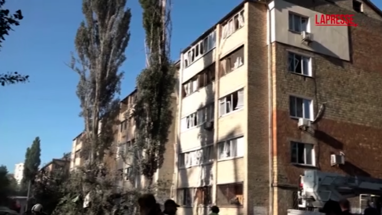 Ucraina, Kiev sotto attacco: si scava tra le macerie dopo il bombardamento russo