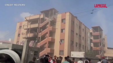 Gaza, giornalisti uccisi all'ospedale Nasser: il momento dell'attacco