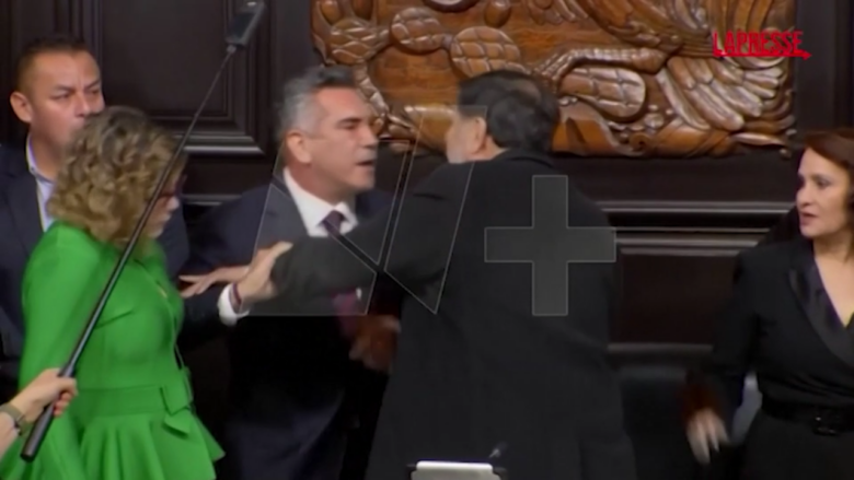 Messico, rissa in Senato: volano schiaffi e spintoni durante la plenaria