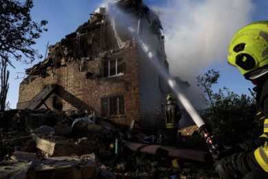 Ucraina, 23 morti dopo i raid russi su Kiev. Dagli Usa armi per 825 milioni