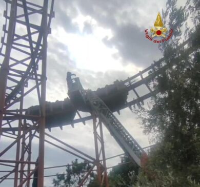 Paura a ‘Cinecittà World’, guasto alle montagne russe: vigili del fuoco soccorrono diverse persone