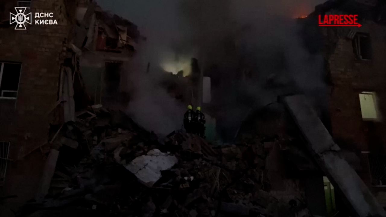 Ucraina, attacco russo su Kiev: soccorritori al lavoro per estrarre sopravvissuti dalle macerie