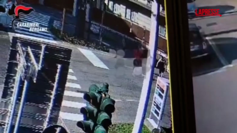 Bergamo, picchiano e investono con l'auto un 24enne: l'aggressione in un video