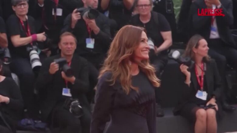 Mostra Cinema Venezia 2025, Julia Roberts incanta sul red carpet