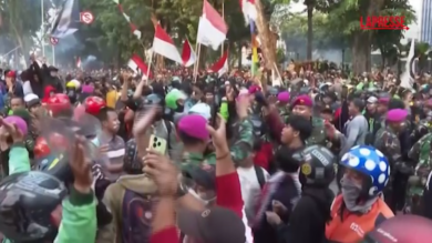 Indonesia, polizia investe e uccide fattorino a Giacarta: scoppia la rivolta