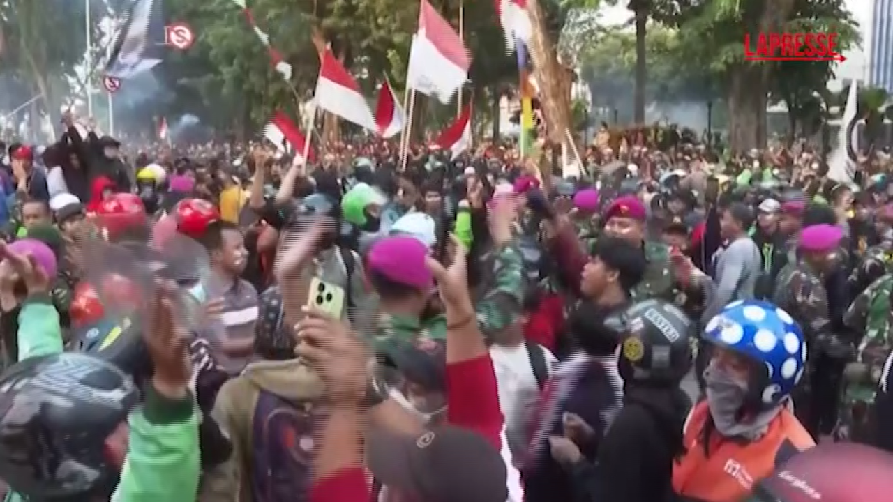 Indonesia, polizia investe e uccide fattorino a Giacarta: scoppia la rivolta Indonesia, polizia investe e uccide fattorino a Giacarta: scoppia la rivolta