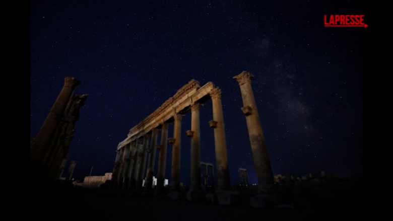 Siria, la via lattea tra le rovine di Palmira: il time-lapse è straordinario