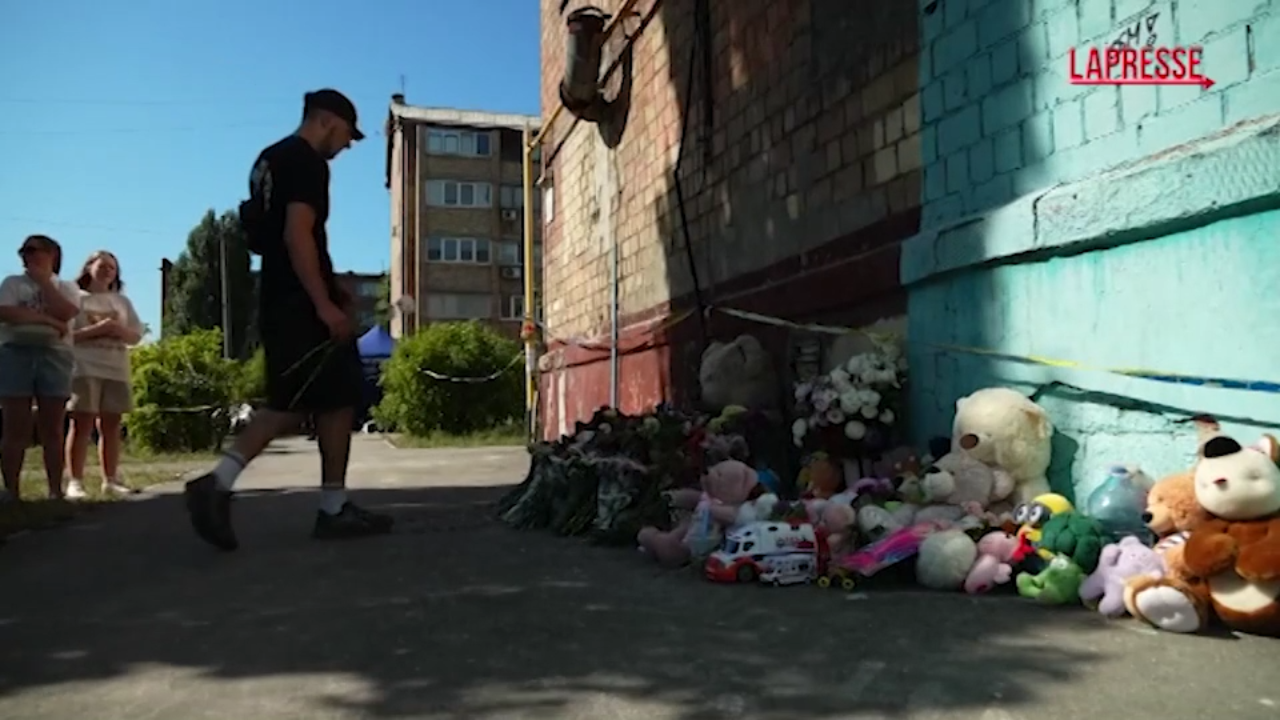 Ucraina, attacco russo su Kiev: fiori e giocattoli per ricordare le vittime Ucraina, attacco russo su Kiev: fiori e giocattoli per ricordare le vittime