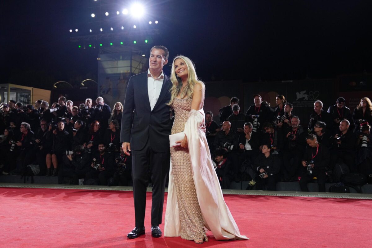 Galleria foto 'Mostra cinema Venezia 2025, Clooney e Amal sul red carpet della prima di Jay Kelly: le foto' - foto 7