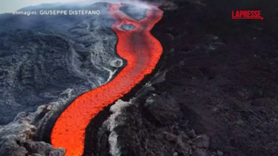 Etna, drone riprende lo spettacolo mozzafiato delle colate laviche