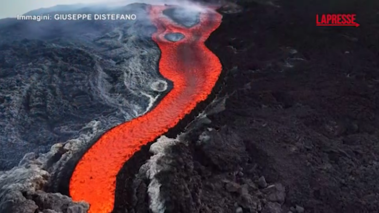 Etna, drone riprende lo spettacolo mozzafiato delle colate laviche