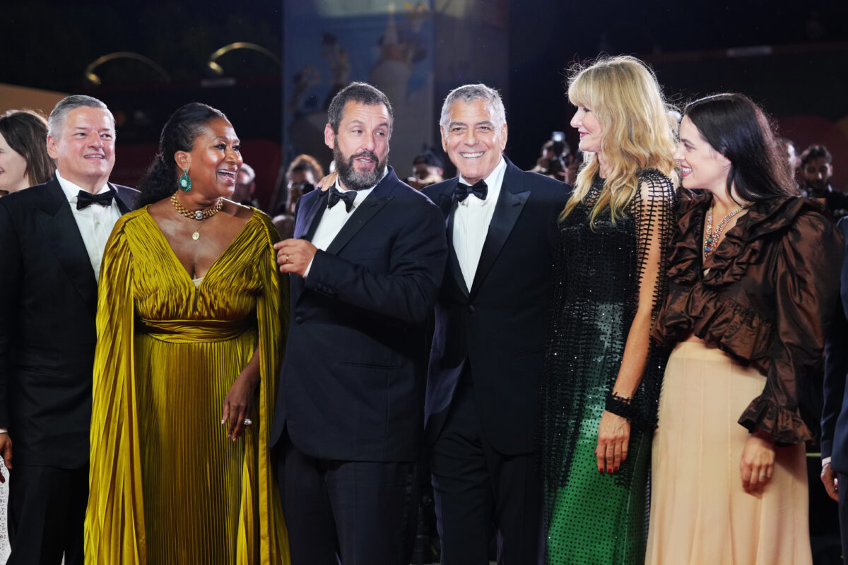 Galleria foto 'Mostra cinema Venezia 2025, Clooney e Amal sul red carpet della prima di Jay Kelly: le foto' - foto 5