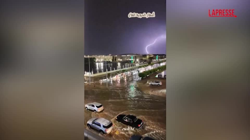 arabia saudita forti piogge e inondazioni nel sudovest