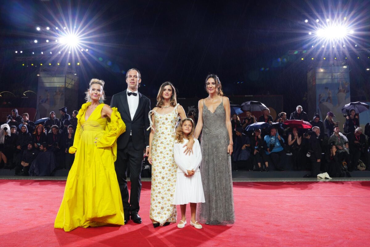 Galleria foto 'Mostra cinema Venezia 2025, Clooney e Amal sul red carpet della prima di Jay Kelly: le foto' - foto 10
