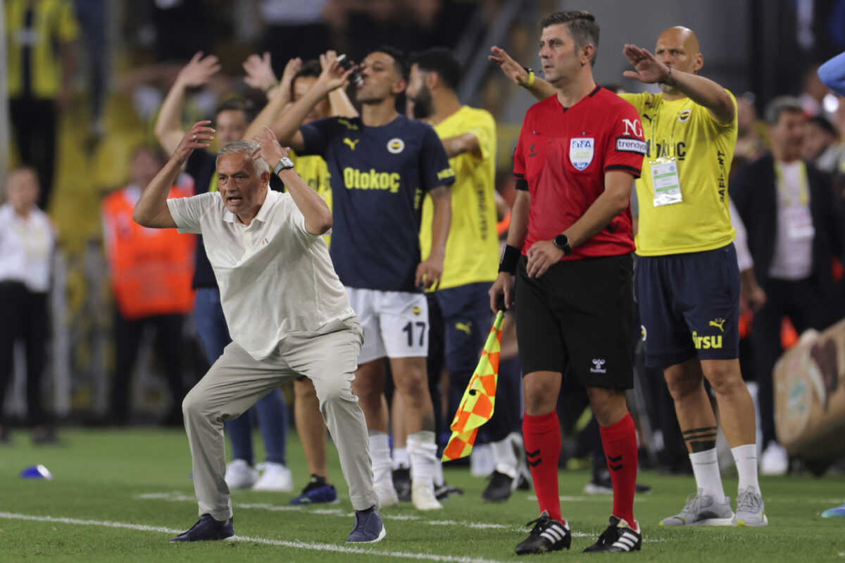 Mourinho esonerato, finisce la turbolenta stagione in Turchia per lo Special One