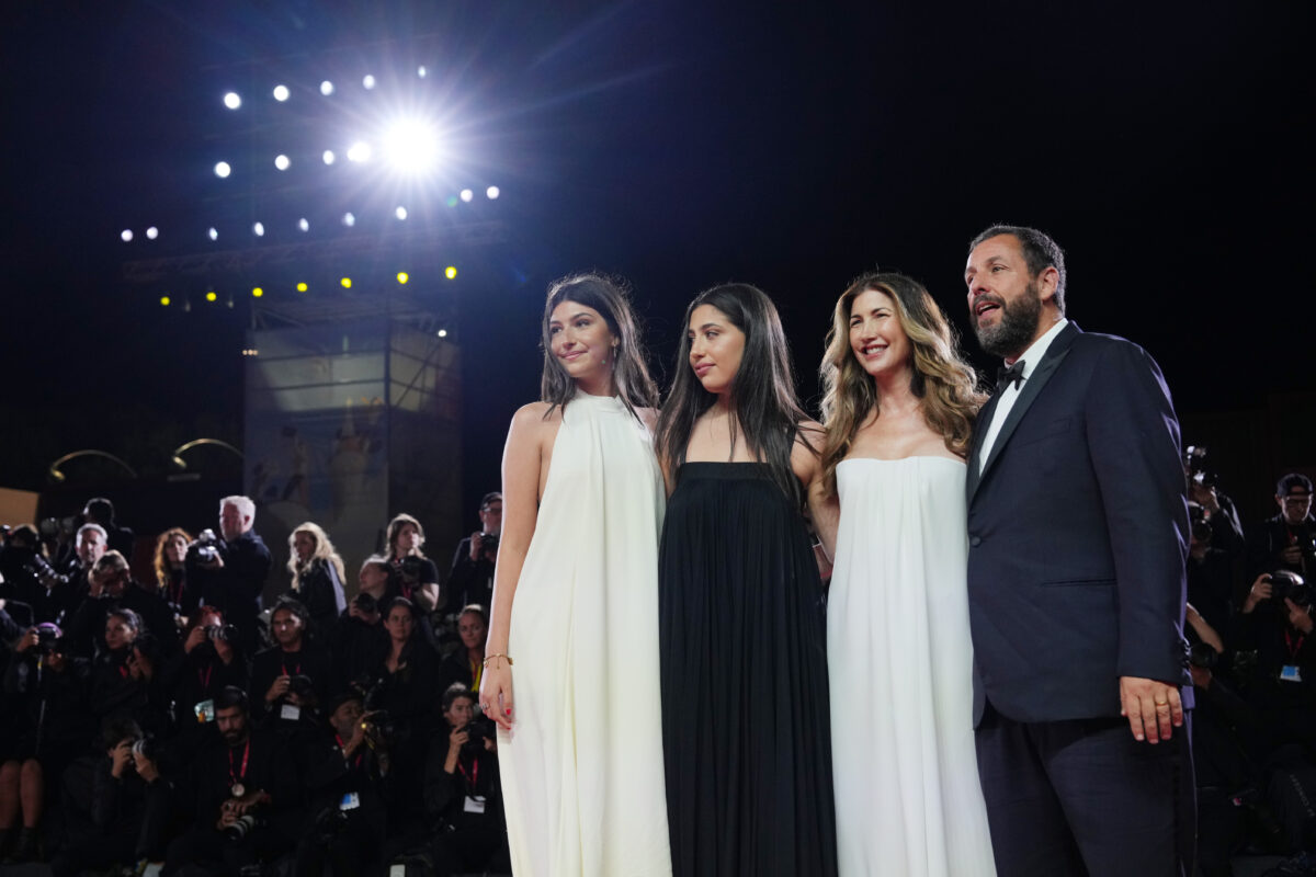 Galleria foto 'Mostra cinema Venezia 2025, Clooney e Amal sul red carpet della prima di Jay Kelly: le foto' - foto 4