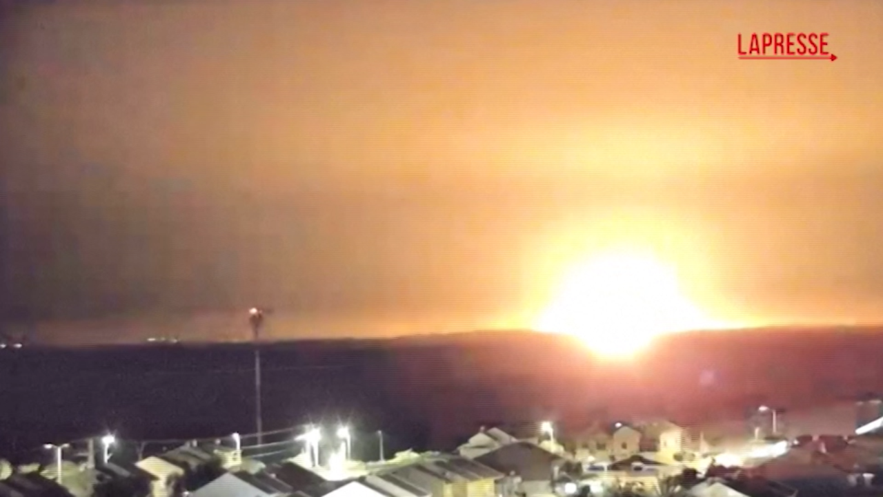 Gaza City, esplosioni nella notte per i raid Idf Gaza City, esplosioni nella notte per i raid Idf