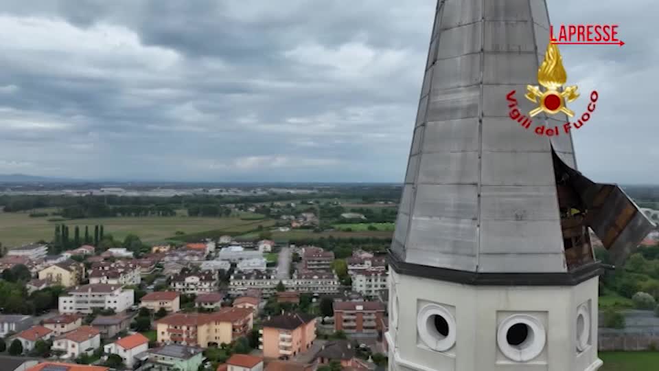 padova il maltempo danneggia il campanile di san martino l intervento dei vigili del fuoco