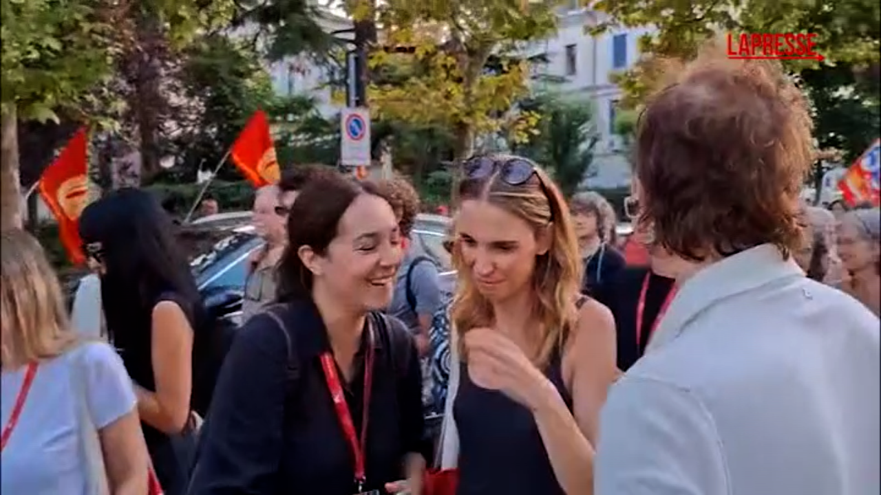Mostra Cinema Venezia, anche Emanuela Fanelli al corteo pro Pal al Lido Mostra Cinema Venezia, anche Emanuela Fanelli al corteo pro Pal al Lido