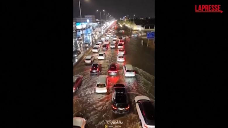 Arabia Saudita, i veicoli in un fiume d'acqua dopo le inondazioni