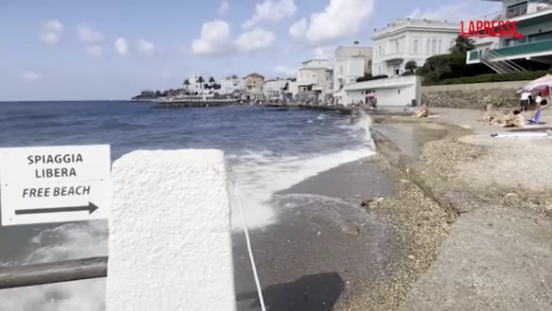 Spiaggia di Santa Marinella invasa dagli stabilimenti, i bagnanti: "Solo i ricchi possono permetterselo"