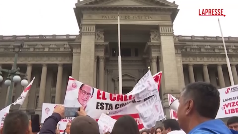 Perù, manifestazione per la scarcerazione dell'ex presidente Vizcarra