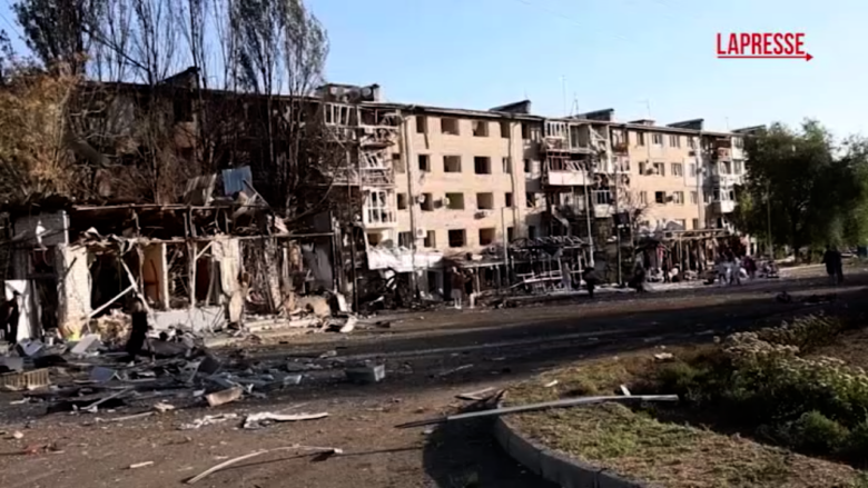 Ucraina, gli attacchi russi su Zaporizhzhia: le immagini della devastazione tra i residenti