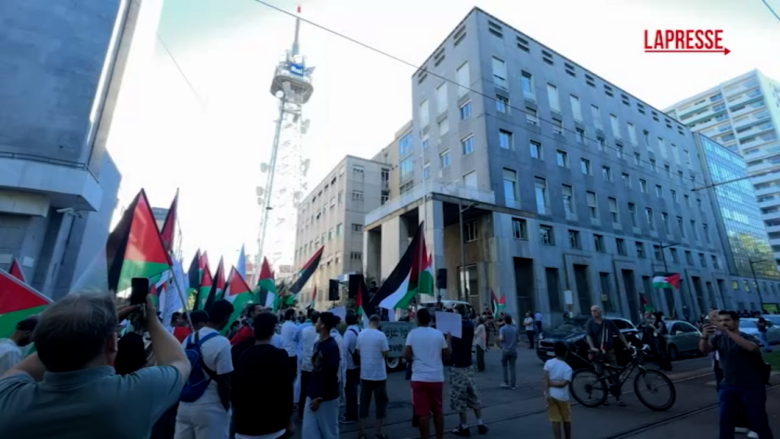 Milano, corteo davanti a sede Rai per i giornalisti uccisi a Gaza