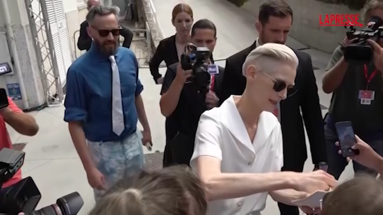 Mostra Cinema Venezia 2025, Tilda Swinton tra autografi e selfie in Laguna Mostra Cinema Venezia 2025, Tilda Swinton tra autografi e selfie in Laguna
