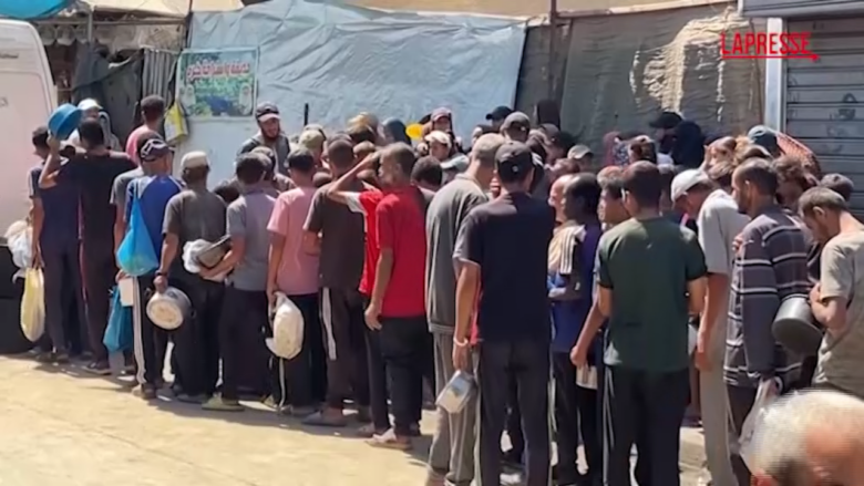 Gaza, decine di palestinesi in fila per un piatto di riso: le immagini da Deir Al-Balah
