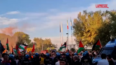 Mostra Cinema Venezia, l’arrivo del corteo pro-Pal nei pressi della sede della kermesse