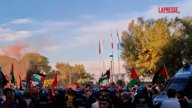 Mostra Cinema Venezia, l’arrivo del corteo pro-Pal nei pressi della sede della kermesse