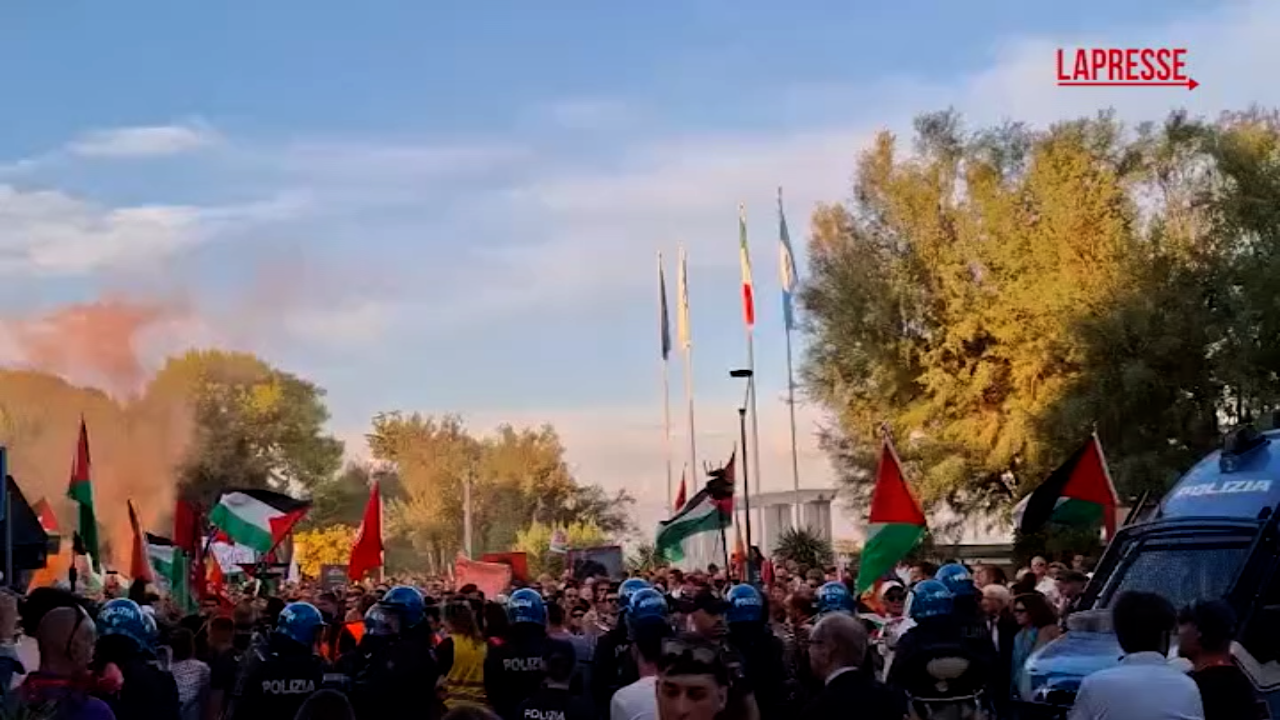 Mostra Cinema Venezia, l’arrivo del corteo pro Pal nei pressi della sede della kermesse Mostra Cinema Venezia, l’arrivo del corteo pro Pal nei pressi della sede della kermesse