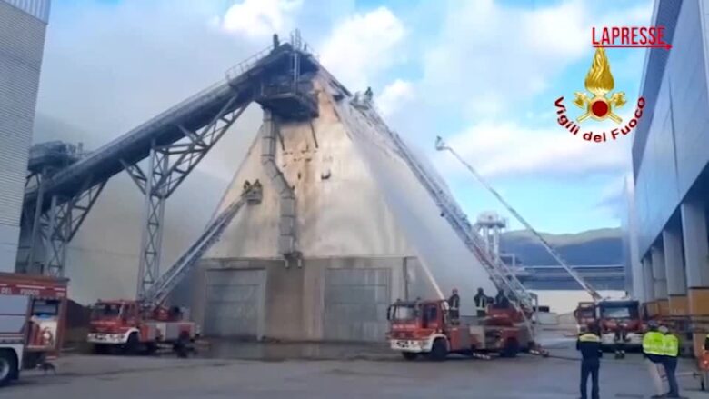 Udine, fiamme nel deposito di una fabbrica di mobili: le immagini dei Vigili del Fuoco