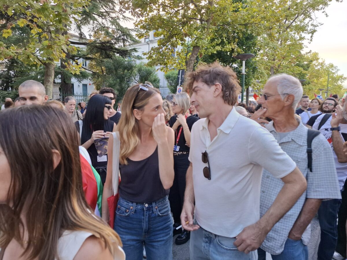 Emanuela Fanelli e Michele Riondino al corteo pro-Palestina alla Mostra del Cinema di Venezia (Foto LaPresse/Martelli)