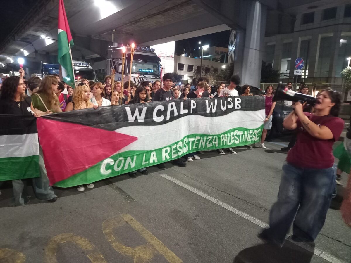 Genova, fiaccolata prima della partenza delle navi di aiuti per Gaza