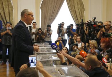 Ucraina, ucciso ex presidente Parlamento Kiev: freddato in strada da un finto corriere
