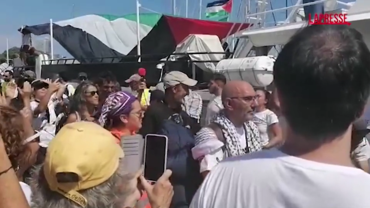 Barcellona, partita per Gaza la Global Sumud Flottilla: a bordo Thunberg e Ada Colau Barcellona, partita per Gaza la Global Sumud Flottilla: a bordo Thunberg e Ada Colau