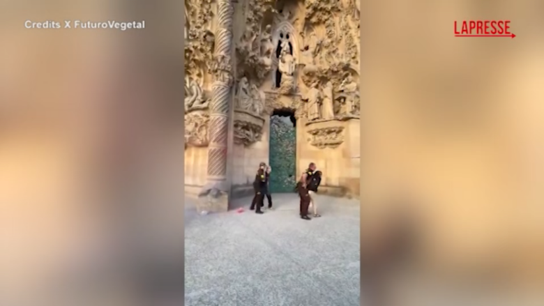 Barcellona, polvere colorata sulla Sagrada Familia: fermate due attiviste di Futuro Vegetal