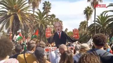 Global Sumud Flotilla a Barcellona, corteo manifestanti: immagine Netanyahu con le mani sporche di sangue