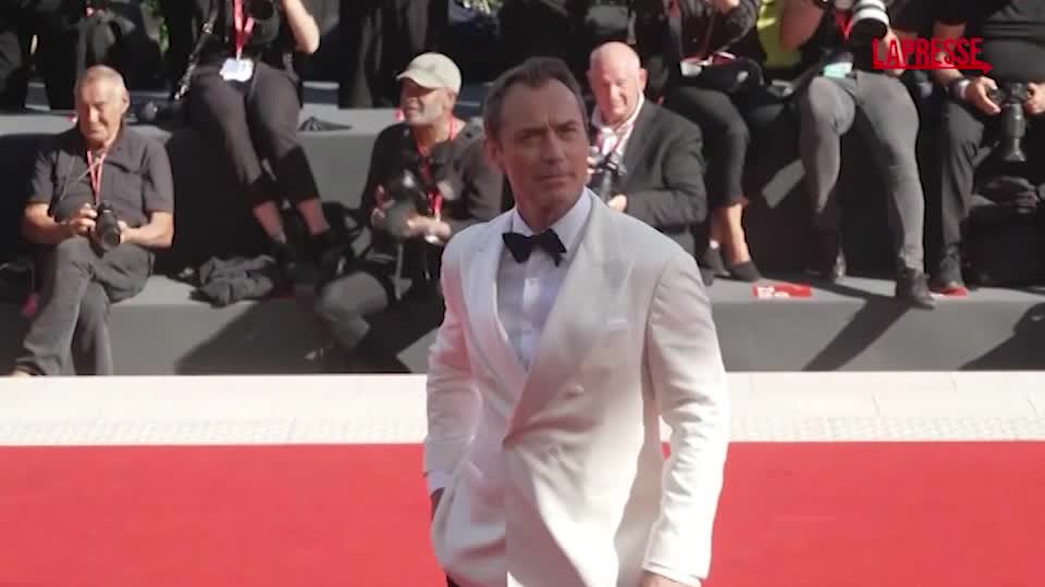 Mostra Cinema Venezia, Jude Law e Alicia Vikander sul red carpet de Mostra Cinema Venezia, Jude Law e Alicia Vikander sul red carpet de