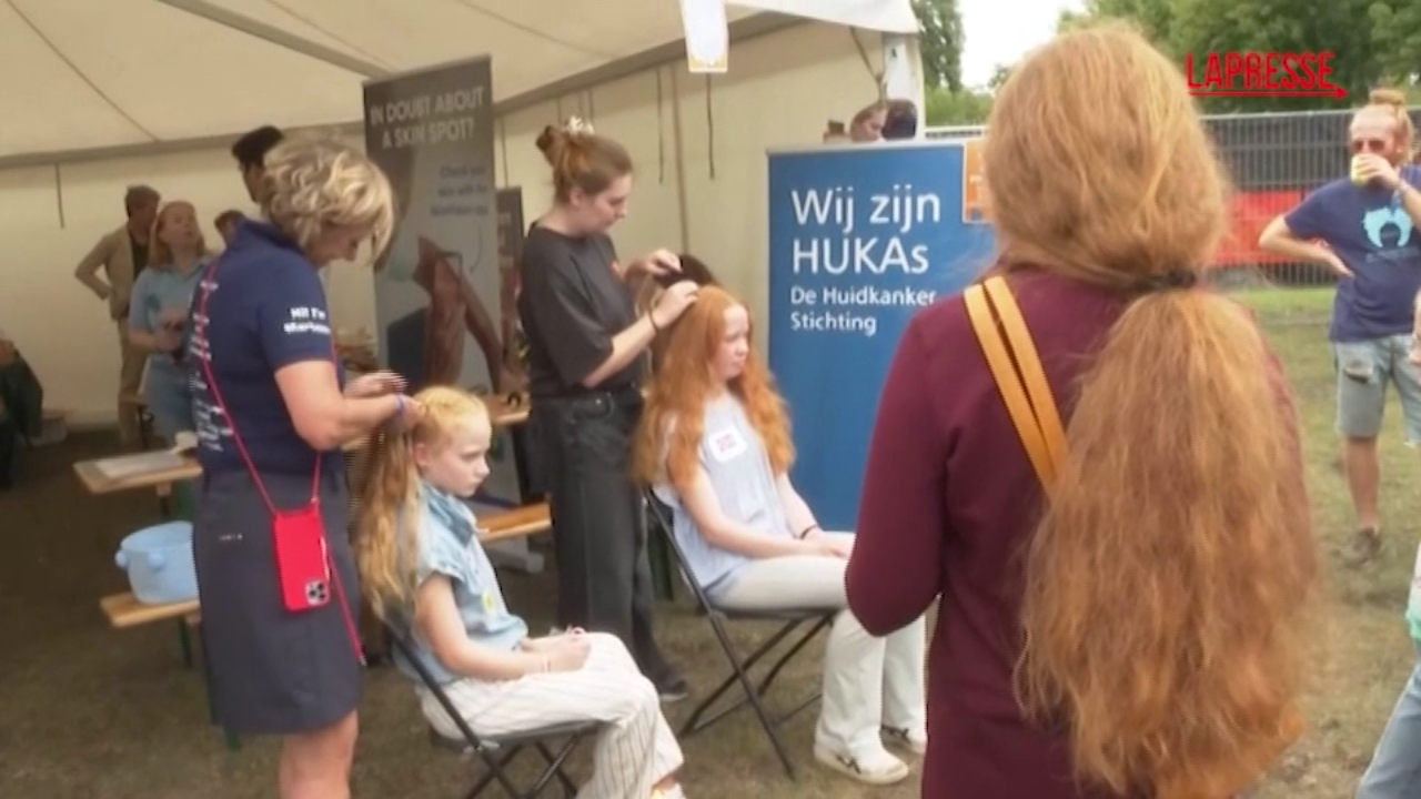 olanda a tilburg il festival dei capelli rossi migliaia di persone al raduno
