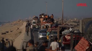 Gaza City, le code di gazawi che lasciano la città: ma c'è anche chi resta perché stremato