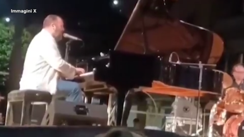 Raphael Gualazzi, cede un pezzo di palco mentre suona: costretto a scappare