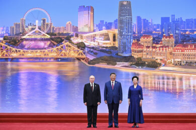 Cina, Putin al vertice con Xi Jinping: “In Occidente non ricordano paralleli storici”