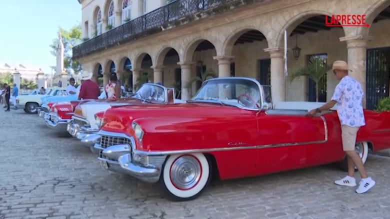 Cuba, le suggestive immagini della sfilata di auto d’epoca a L’Avana
