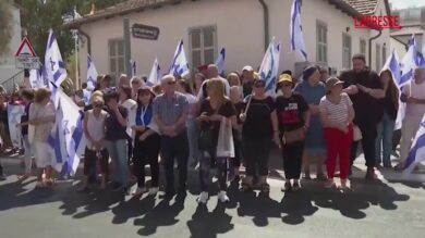 Israele, a Tel Aviv corteo funebre per i due ostaggi trovati morti a Gaza