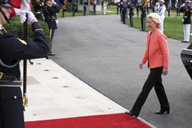 Sospetta interferenza russa a Gps volo von der Leyen. Capo esercito tedesco: “Anche sul mio aereo”