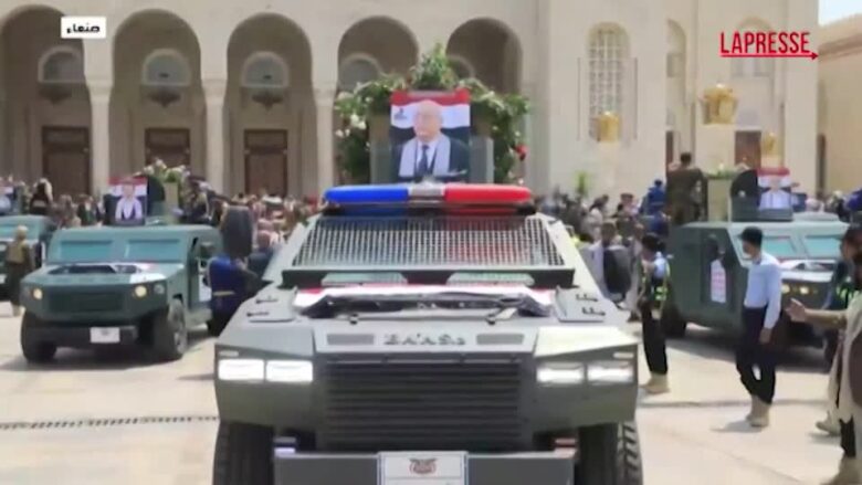 Yemen, folla ai funerali del premier Houthi al-Rahawi: le immagini da Sana’a
